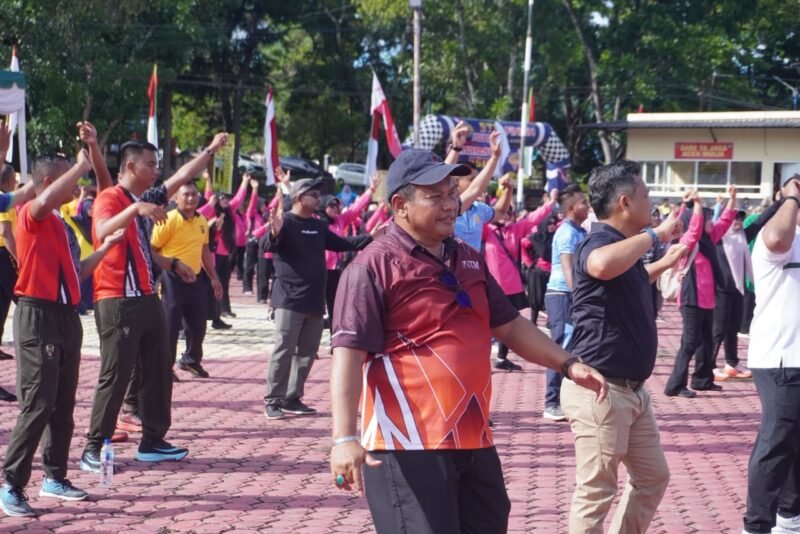 Sekda Aceh Besar, Bahrul Jamil, SSos, MSi, mengikuti Olahraga bersama yang digelar di Halaman Mapolres Aceh Besar, Kamis (25/6/2026). FOTO/MC ACEH BESAR