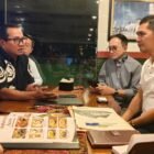 Sekretaris Daerah (Sekda) Aceh, M. Nasir (tengah), berdiskusi dengan perwakilan PLN, Kementerian Komunikasi dan Digital (Komdigi), serta Dinas ESDM Aceh dalam pertemuan yang membahas prospek pengembangan Pembangkit Listrik Tenaga Surya (PLTS) Aceh, di Warkop Kopi Tarek Premium, Cikini, Jakarta, Jumat (26/6/2026).