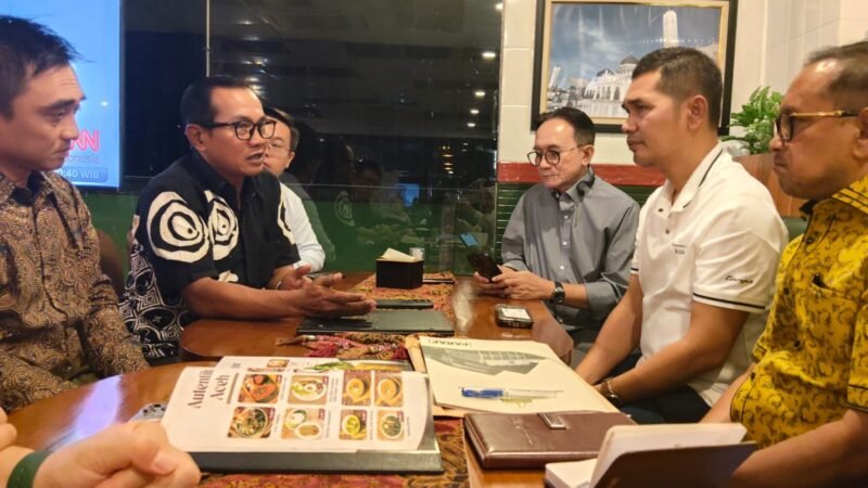 Sekretaris Daerah (Sekda) Aceh, M. Nasir (tengah), berdiskusi dengan perwakilan PLN, Kementerian Komunikasi dan Digital (Komdigi), serta Dinas ESDM Aceh dalam pertemuan yang membahas prospek pengembangan Pembangkit Listrik Tenaga Surya (PLTS) Aceh, di Warkop Kopi Tarek Premium, Cikini, Jakarta, Jumat (26/6/2026).