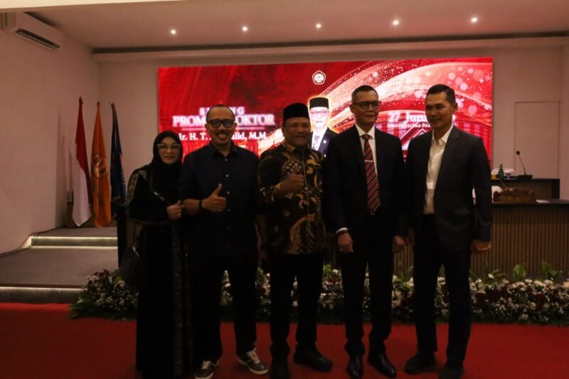 Sekretaris Daerah (Sekda) Aceh, M. Nasir, S.IP., MPA (paling kanan), saat menghadiri Sidang Terbuka Promosi Doktor Ilmu Administrasi Bisnis Ir. H. T.A. Khalid, M.M (kedua dari kiri) di Gedung Pascasarjana FISIP Universitas Padjadjaran (Unpad), Bandung, Sabtu (27/6/2026).