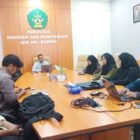 Wakil Dekan III FDK UIN Ar-Raniry, Dr. Sabirin, M.Si (tengah), bersama perwakilan LP2M, Wardinal (kiri), saat memberikan arahan pada pembekalan mahasiswa peserta KPM-PKM Internasional di Ruang Sidang Dekan FDK, Banda Aceh, Jumat (26/6/2026).