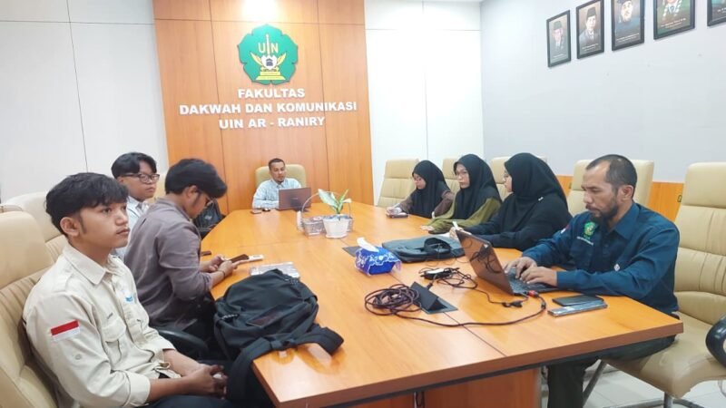 Wakil Dekan III FDK UIN Ar-Raniry, Dr. Sabirin, M.Si (tengah), bersama perwakilan LP2M, Wardinal (kiri), saat memberikan arahan pada pembekalan mahasiswa peserta KPM-PKM Internasional di Ruang Sidang Dekan FDK, Banda Aceh, Jumat (26/6/2026).
