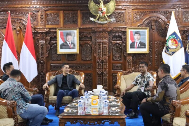 Sekretaris Daerah (Sekda) Aceh, M. Nasir, S.IP., MPA (tengah), didampingi Kepala Biro Adpim Setda Aceh, Akkar Arafat, S.STP., M.Si, berfoto bersama para Praja IPDN asal Aceh di Kampus IPDN Jatinangor, Sumedang, Jawa Barat, Minggu (28/6/2026).