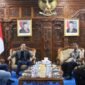 Sekretaris Daerah (Sekda) Aceh, M. Nasir, S.IP., MPA (tengah), didampingi Kepala Biro Adpim Setda Aceh, Akkar Arafat, S.STP., M.Si, berfoto bersama para Praja IPDN asal Aceh di Kampus IPDN Jatinangor, Sumedang, Jawa Barat, Minggu (28/6/2026).