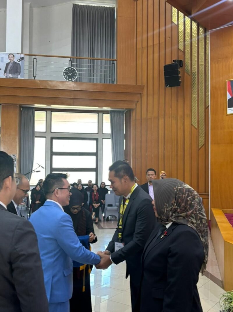 Kepala Lembaga Administrasi Negara (LAN), Dr. Muhammad Taufiq, DEA, menyematkan tanda peserta kepada Sekretaris Daerah (Sekda) Aceh, Muhammad Nasir, pada seremoni pembukaan Pelatihan Kepemimpinan Nasional (PKN) Tingkat I Angkatan LXVIII Tahun 2026 di Kota Sumedang, Jawa Barat, Senin (29/6/2026). 