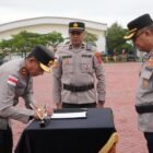 Kapolda Aceh Irjen Pol. Drs. Marzuki Ali Basyah, M.M. (kanan) menerima penyerahan jabatan Karorena Polda Aceh dari Kombes Pol. R. Dadik Junaedi Supri Hartono, S.H. (kiri) yang memasuki masa purna tugas, dalam upacara yang digelar di Mapolda Aceh, Banda Aceh, Senin (29/6/2026).
