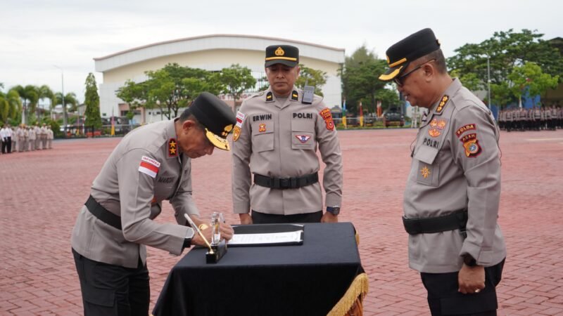 Kapolda Aceh Irjen Pol. Drs. Marzuki Ali Basyah, M.M. (kanan) menerima penyerahan jabatan Karorena Polda Aceh dari Kombes Pol. R. Dadik Junaedi Supri Hartono, S.H. (kiri) yang memasuki masa purna tugas, dalam upacara yang digelar di Mapolda Aceh, Banda Aceh, Senin (29/6/2026).