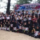 Puluhan peserta Ujian Kenaikan Tingkat (UKT/UKS) Ke-17 yang digelar Yayasan Perisai Puteh Indatu Atjeh serius memperagakan teknik bertahan dan menyerang di pesisir Pantai Kr. Kong, Leupung, Aceh Besar, Minggu (28/6/2026).