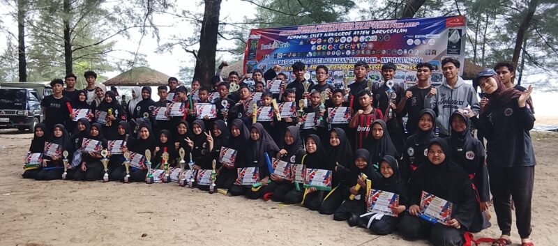 Puluhan peserta Ujian Kenaikan Tingkat (UKT/UKS) Ke-17 yang digelar Yayasan Perisai Puteh Indatu Atjeh serius memperagakan teknik bertahan dan menyerang di pesisir Pantai Kr. Kong, Leupung, Aceh Besar, Minggu (28/6/2026).