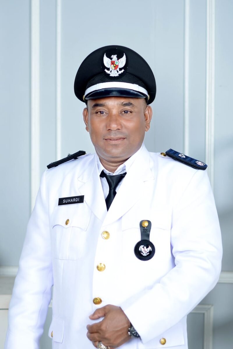 Camat Darul Imarah, Muhammad Basir, secara resmi mengambil sumpah dan melantik Suhardi sebagai Keuchik Gampong Lheu Blang di Aula Kantor Camat Darul Imarah, Aceh Besar, Senin (29/6/2026).