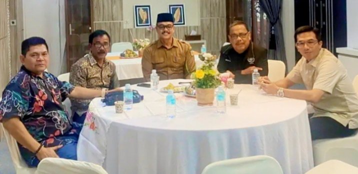 Ketua DPRK Banda Aceh bersama keluarga besar menggelar Halal Bihalal di Rumah Dinas, Selasa 2/6/2026. Acara dihadiri tokoh masyarakat dan mitra kerja sebagai momentum perkuat silaturahmi dan sinergi pembangunan daerah pasca Idul Adha 1447 H.