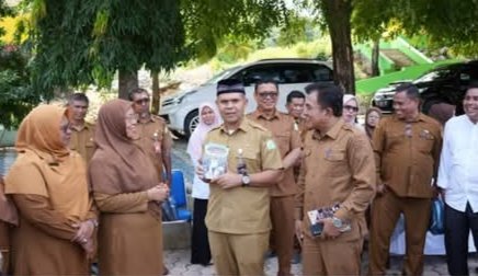 Kepala Dinas Pendidikan Aceh, Murthalamuddin, saat meresmikan program unggulan 
