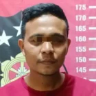 Aparat kepolisian Polres Pesisir Barat saat memberikan keterangan terkait penahanan tersangka kasus penembakan antarwarga. Polisi menegaskan penggunaan kekerasan hingga luka berat merupakan tindakan pidana yang akan diproses secara objektif sesuai hukum yang berlaku.