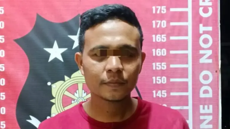 Aparat kepolisian Polres Pesisir Barat saat memberikan keterangan terkait penahanan tersangka kasus penembakan antarwarga. Polisi menegaskan penggunaan kekerasan hingga luka berat merupakan tindakan pidana yang akan diproses secara objektif sesuai hukum yang berlaku. 