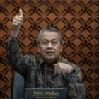 Gubernur Bank Indonesia, Perry Warjiyo, saat memberikan keterangan terkait penyesuaian BI-Rate guna menghadapi ketatnya persaingan pasar keuangan global dan menjaga stabilitas rupiah.