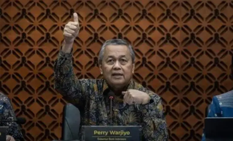 Gubernur Bank Indonesia, Perry Warjiyo, saat memberikan keterangan terkait penyesuaian BI-Rate guna menghadapi ketatnya persaingan pasar keuangan global dan menjaga stabilitas rupiah.