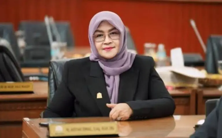 Ketua Komisi III DPRA dari Fraksi Partai Aceh, Hj. Aisyah Ismail, S.Ag (Kak Iin), menyatakan dukungan penuh terhadap langkah Gubernur Aceh Muzakir Manaf yang meminta penundaan persetujuan PoD I Lapangan Tangkulo demi memastikan keuntungan maksimal bagi daerah, Selasa (2/6/2026). 