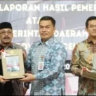 Wali Kota Banda Aceh bersama para kepala daerah dan jajaran pejabat kabupaten/kota se-Aceh seusai acara Penyerahan LHP atas Laporan Keuangan Pemerintah Daerah TA 2025 di Kantor BPK RI Perwakilan Aceh, Kamis (4/6/2026).