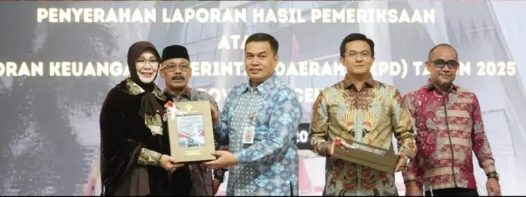 Wali Kota Banda Aceh bersama para kepala daerah dan jajaran pejabat kabupaten/kota se-Aceh seusai acara Penyerahan LHP atas Laporan Keuangan Pemerintah Daerah TA 2025 di Kantor BPK RI Perwakilan Aceh, Kamis (4/6/2026).