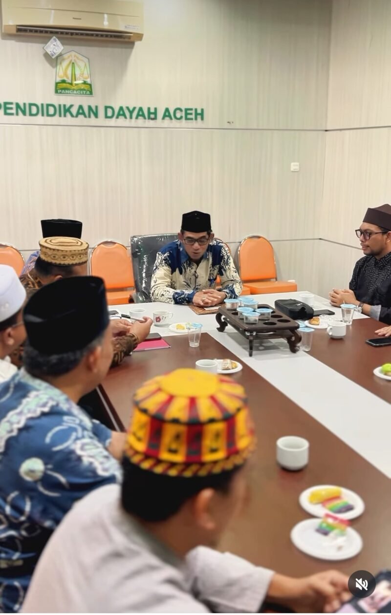 DPDA Aceh audiensi dengan DPP ISAD Aceh, bahas penguatan mutu dayah & regulasi. Plt Kadis Muhsin tegaskan ISAD mitra strategis untuk kawal qanun, integrasi kurikulum, dan dakwah digital, Kamis 16/04/2026.