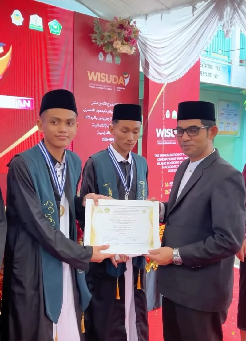 Plt Kadis DPDA Aceh Muhsin, S.Pd.I., M.Pd.I., hadiri wisuda santri Angkatan XVIII Dayah Madinatuddiniyah Jabal Nur Paloh Lada, Aceh Utara, Selasa 14/4/2026 mewakili Gubernur Aceh H. Muzakir Manaf.