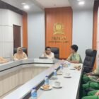 Ketua DPRK Banda Aceh Irwansyah, S.T. terima audiensi panitia LKMM Pemerintahan Mahasiswa Unsyiah bersama OSIS SMAN 3 Banda Aceh, Kamis 18/6/2026 di ruang kerja DPRK.