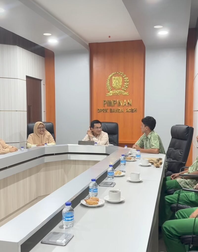 Ketua DPRK Banda Aceh Irwansyah, S.T. terima audiensi panitia LKMM Pemerintahan Mahasiswa Unsyiah bersama OSIS SMAN 3 Banda Aceh, Kamis 18/6/2026 di ruang kerja DPRK.