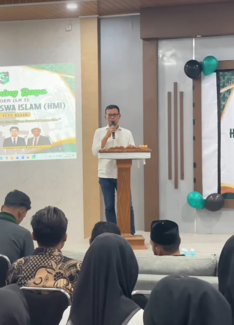 Wakil Ketua II DPRK Banda Aceh Dr. Musriadi, S.Pd., M.Pd. hadir sekaligus beri orasi ilmiah pada pembukaan Basic Training/Latihan Kader I HMI Komisariat se-Aceh Besar di Aula Wisma Penginapan Haji, Sabtu malam 20/6/2026. 