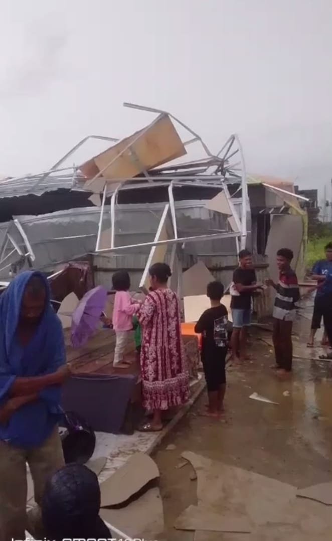 Dampak kerusakan pada salah satu unit Hunian Sementara (Huntara) di Desa Gedumbak, Kecamatan Langkahan, Aceh Utara, pascahujan dan angin kencang, Selasa (2/6/2026). Peristiwa ini memicu sorotan publik terkait kualitas konstruksi bangunan pascabencana tersebut.
