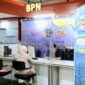 Petugas Kementerian ATR/BPN memberikan penjelasan mengenai alur administrasi dokumen pertanahan kepada warga di gerai Mal Pelayanan Publik (MPP) Pusat Grosir Cililitan (PGC), Jakarta Timur. Kehadiran gerai di pusat perbelanjaan ini mempermudah masyarakat mengurus sertifikat tanah secara mandiri tanpa melalui calo.