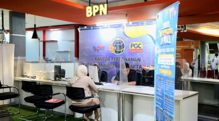 Petugas Kementerian ATR/BPN memberikan penjelasan mengenai alur administrasi dokumen pertanahan kepada warga di gerai Mal Pelayanan Publik (MPP) Pusat Grosir Cililitan (PGC), Jakarta Timur. Kehadiran gerai di pusat perbelanjaan ini mempermudah masyarakat mengurus sertifikat tanah secara mandiri tanpa melalui calo.