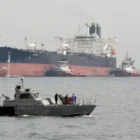 Sebuah kapal tanker minyak melintas di kawasan Selat Hormuz yang kini resmi ditutup oleh militer Iran, Jumat (19/6/2026).