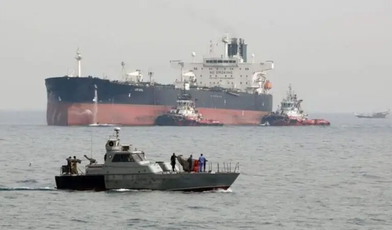 Sebuah kapal tanker minyak melintas di kawasan Selat Hormuz yang kini resmi ditutup oleh militer Iran, Jumat (19/6/2026).