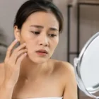 Ilustrasi perawatan kulit wajah. Ahli dermatologi menyebutkan bahwa faktor internal seperti stres dan kurang tidur turut memicu kondisi wajah kusam.