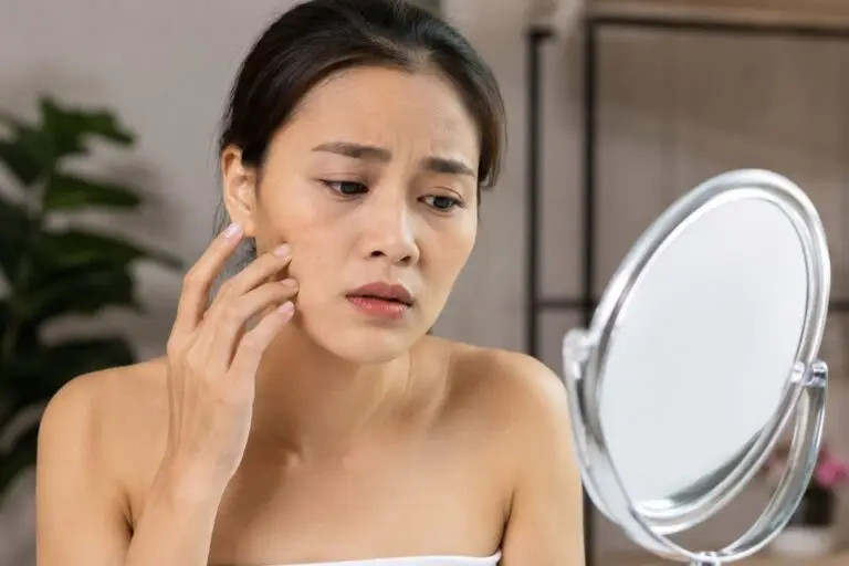 Ilustrasi perawatan kulit wajah. Ahli dermatologi menyebutkan bahwa faktor internal seperti stres dan kurang tidur turut memicu kondisi wajah kusam.