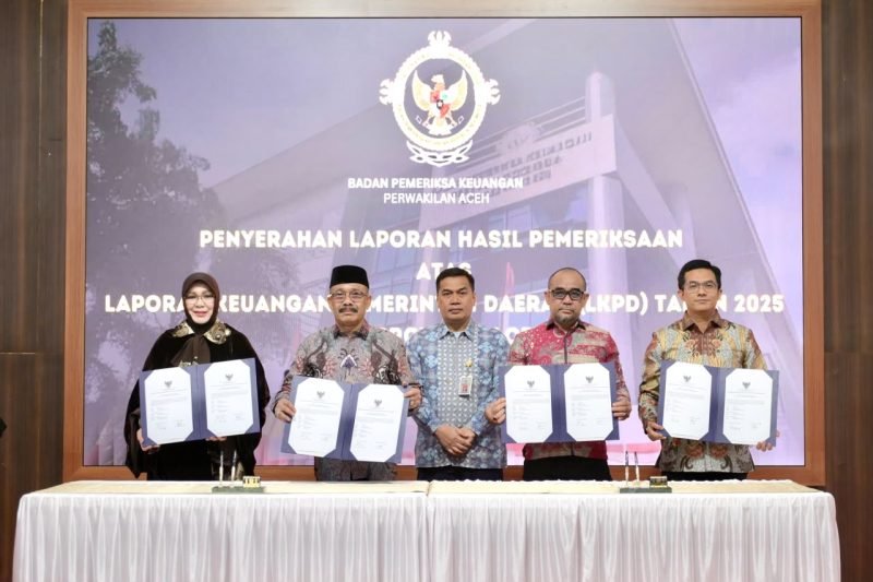 Banda Aceh kembali raih opini Wajar Tanpa Pengecualian (WTP) dari BPK RI Perwakilan Aceh untuk ke-18 kalinya secara berturut-turut. Laporan Hasil Pemeriksaan LKPD diserahkan Kepala BPK RI Perwakilan Aceh Andri Yogama kepada Wali Kota Hj. Illiza Sa’aduddin Djamal, didampingi Ketua DPRK Irwansyah ST & Sekda Jalaluddin di Gedung BPK Aceh, Kamis 4/6/2026. 