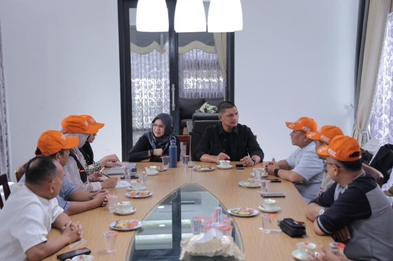 Wakil Wali Kota Banda Aceh Afdhal Khalilullah terima pendataan Sensus Ekonomi 2026 dari Tim BPS Kota di Rumah Dinas, Jumat 19/6/2026.