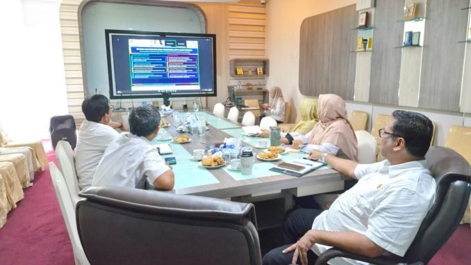 Kepala Dinas Perkim Kota Banda Aceh, Hendra Gunawan, S.Hut, bersama jajaran dan anggota Pokja PKP mengikuti diskusi daring penguatan STBM Berkelanjutan menuju SDGs 2030 di Ruang Rapat Wakil Wali Kota, Rabu (25/6).