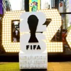 Logo Piala Dunia 2026. Amerika Serikat selaku salah satu tuan rumah menuai gelombang kecaman setelah menerapkan kebijakan visa dan perizinan masuk yang dinilai terlalu pilih-pilih bagi tim maupun suporter dari negara tertentu.