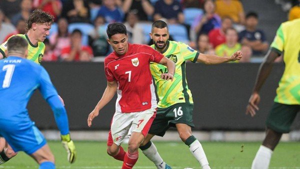 Pemain Timnas Indonesia, Marselino Ferdinan. Momen comeback Marselino ke skuad Garuda setelah sempat diabaikan pada era pelatih Patrick Kluivert kini terancam tertunda setelah dirinya mengalami cedera hamstring jelang pertandingan menghadapi Oman. 