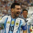 Kapten Timnas Argentina, Lionel Messi, tersenyum lebar saat mendapat kejutan kue ulang tahun ke-39 dari rekan-rekan setimnya di markas latihan Albiceleste, Kansas City, Rabu (24/6).