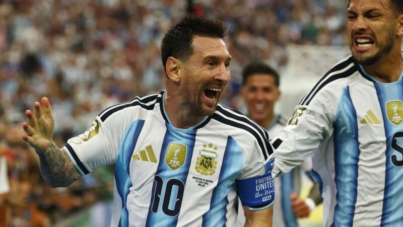 Kapten Timnas Argentina, Lionel Messi, tersenyum lebar saat mendapat kejutan kue ulang tahun ke-39 dari rekan-rekan setimnya di markas latihan Albiceleste, Kansas City, Rabu (24/6).