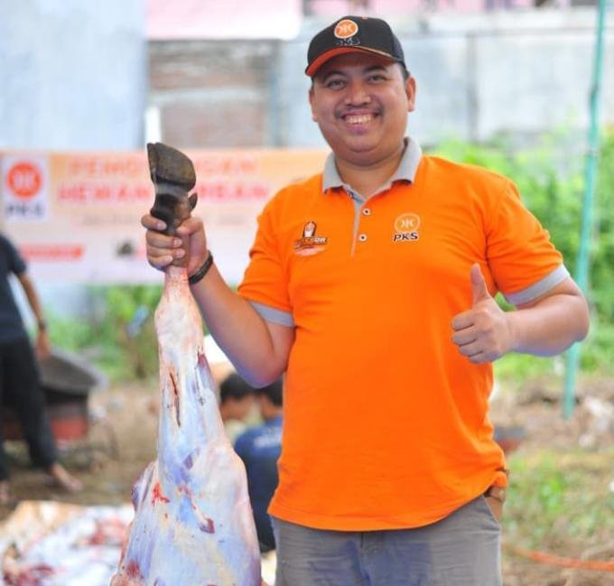 Fraksi PKS DPRK Banda Aceh serahkan 1 ekor sapi kurban ke DPD PKS Kota Banda Aceh, Sabtu 30/5/2026. Tahun ke-7 berturut-turut sejak 2020, wujud syukur dan kepedulian untuk masyarakat Kota Banda Aceh.