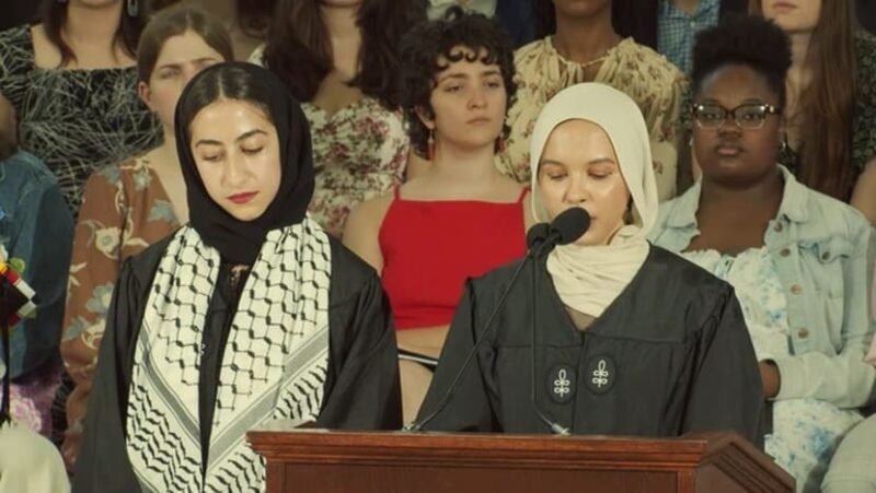 Mahasiswi Universitas Harvard, Suheila Mukhtar, saat membacakan ayat suci Al-Qur'an pada sesi lintas agama dalam acara Baccalaureate Harvard University 2026 di Massachusetts, Amerika Serikat. Suheila melantunkan Surah Al-Alaq dan Surah An-Nur di hadapan para wisudawan dan tamu undangan. 