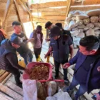 Petugas kepolisian mengamankan ratusan karung berisi material tanah dan batu yang diduga mengandung emas saat penggerebekan lokasi Tambang Emas Tanpa Izin (PETI) di Dusun Mas Arba, Kampung Arul Badak, Kecamatan Pegasing, Aceh Tengah, Sabtu (25/7/2026).