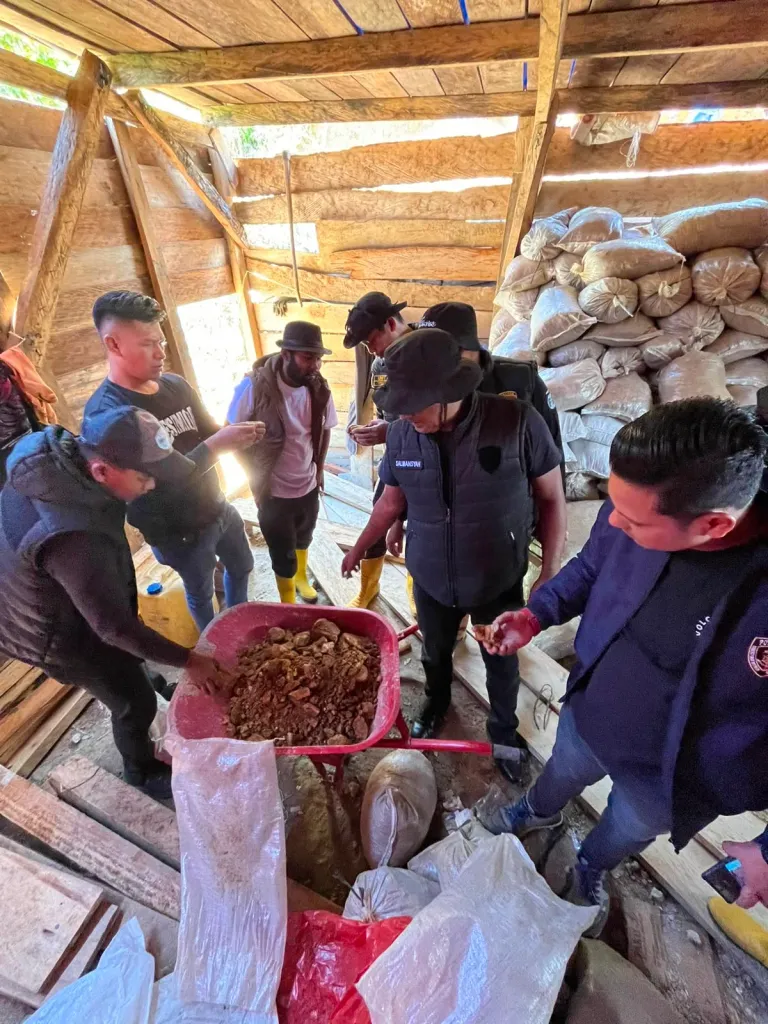 Petugas kepolisian mengamankan ratusan karung berisi material tanah dan batu yang diduga mengandung emas saat penggerebekan lokasi Tambang Emas Tanpa Izin (PETI) di Dusun Mas Arba, Kampung Arul Badak, Kecamatan Pegasing, Aceh Tengah, Sabtu (25/7/2026).