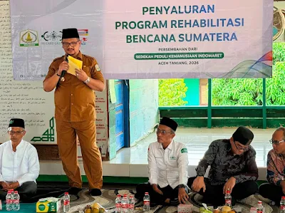 Penjabat Bupati Aceh Tamiang, Irjen Pol. (Purn.) Drs. Armia Pahmi, MH, saat menerima dokumen serah terima bantuan Program Rehabilitasi Bencana Sumatera dari Lazisnu PBNU dan Indomaret di Dayah Sabilul Ulum Diniyah Islamiyah, Manyak Payed, Selasa (14/7/2026).