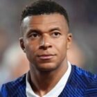 Kylian Mbappe kini memimpin persaingan ketat perebutan gelar pencetak gol terbanyak Piala Dunia 2026 dengan koleksi enam gol dan dua assist. Catatan tersebut membuatnya sukses melewati megabintang Argentina, Lionel Messi, yang sejauh ini belum membukukan assist di turnamen.