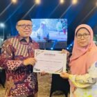 Kepala PSGA UIN Ar-Raniry, Nashriyah (tengah), menerima penghargaan Perguruan Tinggi Responsif Gender (PTRG) Kategori Peringkat Utama dari Kasubdit Penelitian dan Pengabdian kepada Masyarakat Kemenag, Nur Kafid, didampingi Rektor UIN Siber Syekh Nurjati Cirebon, Aan Jaelani, di Cirebon, Kamis (2/7/2026).