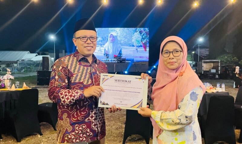 Kepala PSGA UIN Ar-Raniry, Nashriyah (tengah), menerima penghargaan Perguruan Tinggi Responsif Gender (PTRG) Kategori Peringkat Utama dari Kasubdit Penelitian dan Pengabdian kepada Masyarakat Kemenag, Nur Kafid, didampingi Rektor UIN Siber Syekh Nurjati Cirebon, Aan Jaelani, di Cirebon, Kamis (2/7/2026).